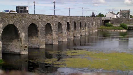 Puente-Histórico-Sobre-Un-Río-Ancho-En-El-Campo-De-Irlanda