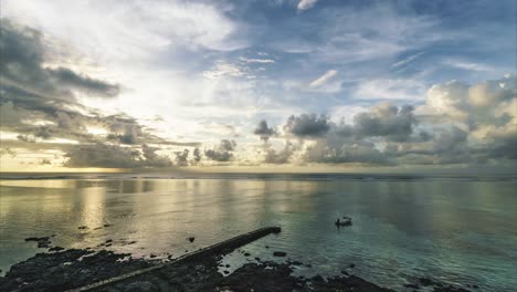 Blauer-Buchtstrand-Auf-Mauritius.-Schöner-Sonnenaufgang