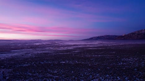 Luftdrohnenaufnahme-Eines-Farbenfrohen-Sonnenuntergangs-über-Taos,-New-Mexico