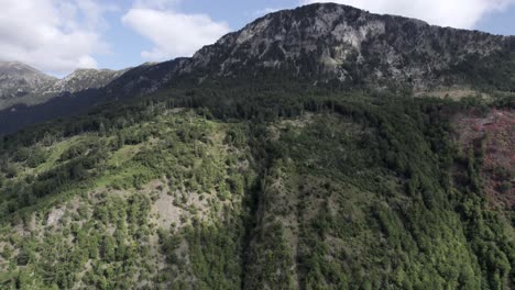 Video-Con-Drone-De-Grúa-De-Plano-Frontal-Descendiendo-A-Una-Montaña-Del-Valle-Vermosh,-El-Sh20,-Albania