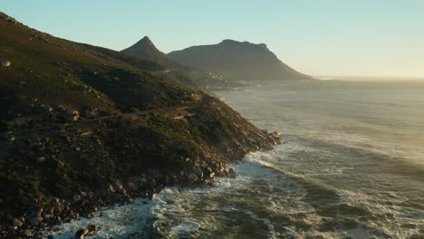 Meereswellen,-Die-An-Der-Felsigen-Küste-Von-Oudekraal-Beach-Und-Naturschutzgebiet-In-Kapstadt,-Südafrika,-Zusammenbrechen