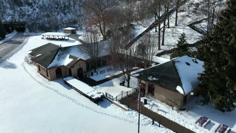 Centro-De-Visitantes-De-La-Curva-De-Herradura-Cubierto-De-Nieve-Invernal