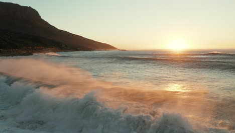 Meereswellen-Mit-Sonnenuntergang-Am-Horizont-In-Camps-Bay,-Kapstadt,-Südafrika