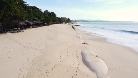 Geotubes-Für-Den-Küstenerosionsschutz-Am-Tropischen-Strand-In-Vietnam,-Luftbild
