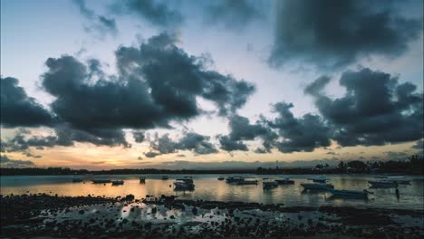 Zeitraffer-Des-Sonnenuntergangs-In-Blue-Bay-Beach,-Mauritius