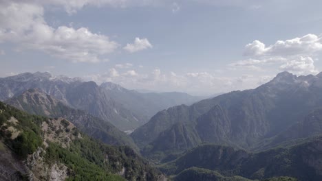 Video-Con-Un-Dron-De-Un-Avión-Frontal-Que-Avanza-Sobrevolando-El-Valle-De-Theth,-Mostrando-Toda-La-Zona-Montañosa-Del-Norte-De-Albania,-Con-El-Monte-Korab-Al-Fondo
