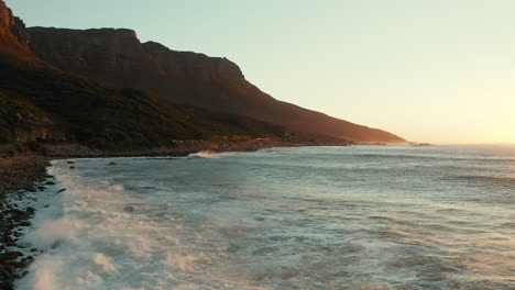 Wunderschöne-Insellandschaft-Mit-Wellen,-Die-Am-Gezeitenstrand,-Kapstadt,-Südafrika,-Zusammenbrechen---Weitschuss