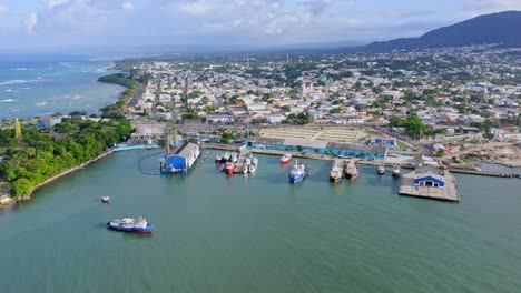 Luftaufnahme-Des-Fischerei--Und-Frachthafens-In-Puerto-Plata,-Dominikanische-Republik