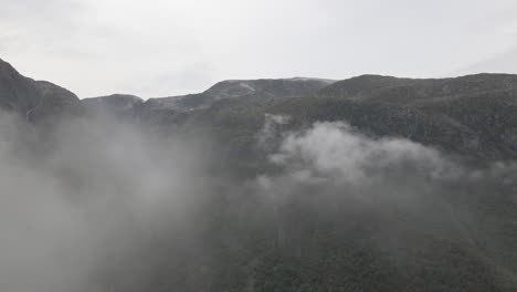 Höhenflüge-Durch-Wolkengebilde,-Die-Majestätische-Berglandschaften-Enthüllen