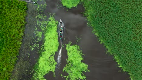 Barco-Por-Selvas-Tropicales-Que-Viajan-Por-El-Río-Amazonas-En-Perú