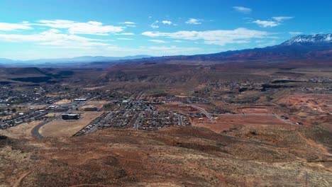 Aerial-drone-shot-over-a-cliff-of-the-city-of-Hurricane,-Utah