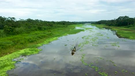 Boot-Auf-Dem-Wunderschönen-Amazonas-Mit-üppiger-Regenwald-Dschungellandschaft-Im-Hintergrund---Antenne