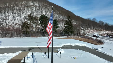Amerikanische-Flagge-Fahnenmast-An-Kalten-Wintertagen-Im-Schnee