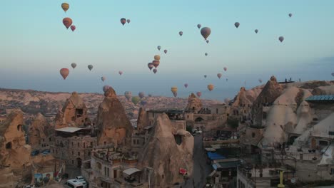 Hot-air-balloons-in-Capadoccia-Turkey