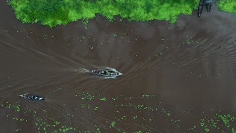Barcos-Que-Viajan-Por-El-Río-Amazonas-A-Través-De-La-Selva-Peruana---Vista-Aérea-Superior