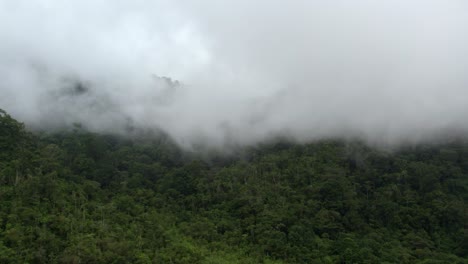 Luftlaster-Rechts-Von-Chirripo-Grüne,-Dichte-Waldhügel-Und-Vorbeiziehende-Weiße-Nebelwolken,-Canaan-De-Rivas,-Costa-Rica