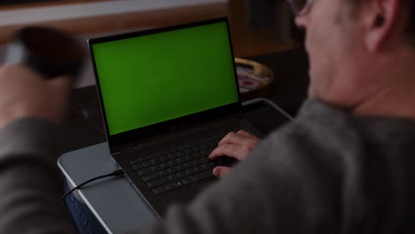 Computer-Greenscreen,-Während-Ein-älterer-Mann-Arbeitet-Und-Kaffee-Trinkt