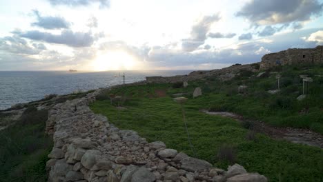 Bauernland,-Geschützt-Durch-Steinzaun-Mit-Wunderschönem-Sonnenuntergang-über-Dem-Mittelmeerhorizont