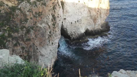 Cuevas-De-La-Gruta-Azul-En-Malta---Monumento-Famoso-En-La-Isla-En-Invierno