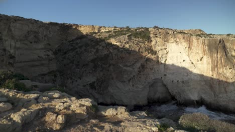 Höhlen-Der-Blauen-Grotte-Und-Blaue-Mittelmeerwellen,-Die-über-Die-Wasseroberfläche-Plätschern