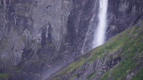 Kaskadierender-Wasserfall-Von-Mardalsfossen-In-Mehr-Og-Romsdal-Norwegen---Luftaufnahme