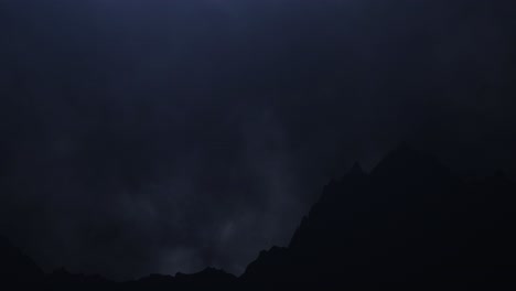 Bergsilhouette-Und-Gewitterhintergrund