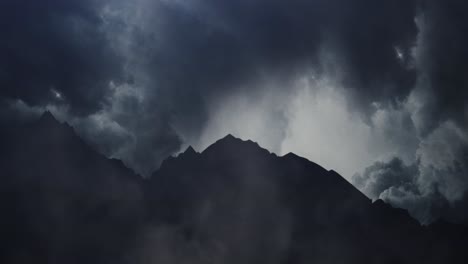 Silhouette-Berge-Und-Dunkle-Wolken-Und-Gewitter