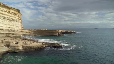 Vista-Panorámica-De-La-Playa-De-Piedra-De-La-Piscina-De-San-Pedro-Con-Pendiente-De-Piedra-Caliza-Y-Mar-Mediterráneo