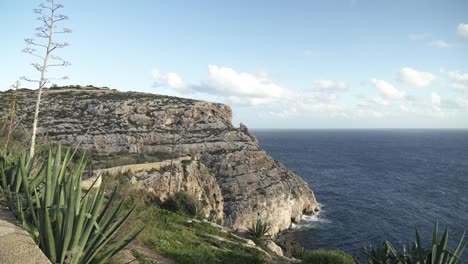 Ferner-Horizont-Mit-Hügel,-Der-Im-Mittelmeer-In-Der-Nähe-Der-Blauen-Grotte-In-Malta-Endet