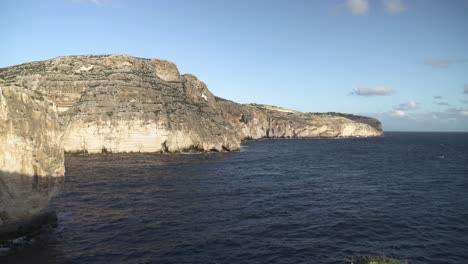Costa-De-Malta-Cerca-De-Las-Cuevas-Marinas-De-La-Gruta-Azul