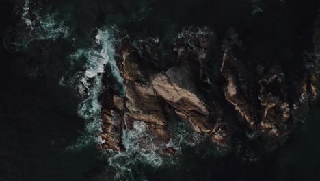 Waves-Splashing-On-Sea-Rocks-In-Mazunte,-Mexico---aerial-top-down