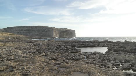 Zu-Fuß-In-Richtung-Pilzfelsen-Auf-Einem-Steinplateau-In-Der-Nähe-Des-Azurfensters-Auf-Der-Insel-Gozo