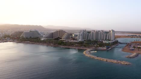 Luftaufnahme-Von-Luxushotels-Und-Resorts-An-Der-Küstenlinie-Der-Stadt-Eilat