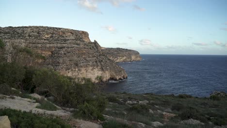 La-Vegetación-Crece-En-La-Parte-Superior-Del-Valle-De-Babu-Cerca-De-Las-Cuevas-Marinas-De-La-Gruta-Azul-En-Malta