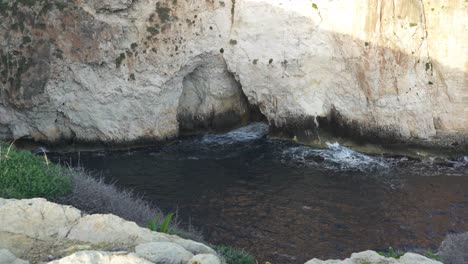 Paredes-De-Piedra-Caliza-Brillante-De-Las-Cuevas-Marinas-De-La-Gruta-Azul-En-Malta