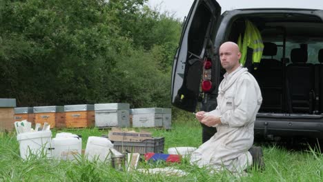 Ein-Männlicher-Imker,-Der-Sich-Darauf-Vorbereitet,-Honig-Aus-Einem-Bienenstock-Zu-Züchten