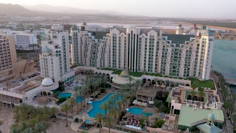 Vista-Aérea-Del-Hotel-Herods-Vitalis-Eilat,-Ubicado-En-La-Ciudad-De-Eilat,-Sur-De-Israel