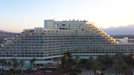 Vista-Aérea-Del-Enorme-Hotel-De-Lujo-Lagoona-En-Eilat,-Israel