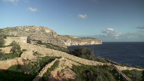 Zäune-Aus-Steinen-Auf-Der-Spitze-Der-Blauen-Grotte-Höhlen-Während-Der-Goldenen-Stunde-In-Malta-Aus