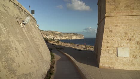 Torre-De-Piedra-Y-Camino-Que-Conduce-A-La-Gruta-Azul-Durante-La-Noche-De-La-Hora-Dorada-En-Malta