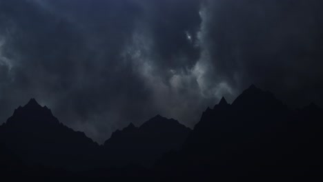 Montañas-De-Silueta-En-El-Fondo-De-Nubes-Oscuras-Y-Relámpagos