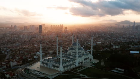 Luftaufnahme-Der-Camlica-Moschee-Mit-Blick-Auf-Die-Stadt-Bei-Sonnenaufgang-In-Istanbul,-Türkei