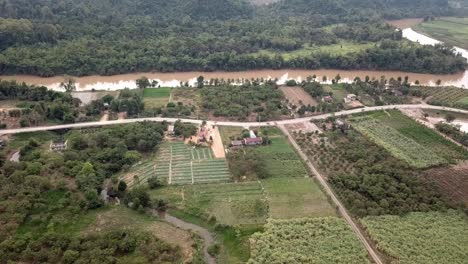 Amplio-Carro-De-Drones-De-Tierras-De-Cultivo-Y-Carretera-Junto-Al-Río-Dong-Nai,-Parque-Nacional-Cat-Tien,-Vietnam