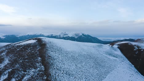 Atemberaubende-Winterlandschaft-Der-Berglandschaft-In-Der-Nähe-Von-Didgori-In-Georgia