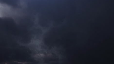 Gewitter-Im-Dunklen-Wolkenhimmel-4k