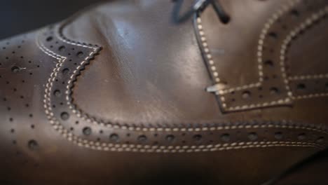 Close-up-Slider-Ansicht-Eines-Rohleder-Wingtip-Schuhs,-Stil-Und-Mode-Für-Die-Ewigkeit