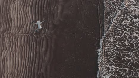 Overhead-Luftaufnahme-Von-DJI-Drohne-über-Dem-Meer
