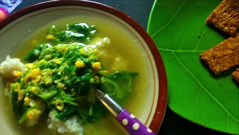 Indonesisches-Essen-Aus-Spinat-Mit-Suppe-Und-Mais