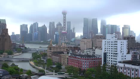 Antena-Lateral-De-Shangai-China,-China,-Torre-De-Clima-De-Niebla