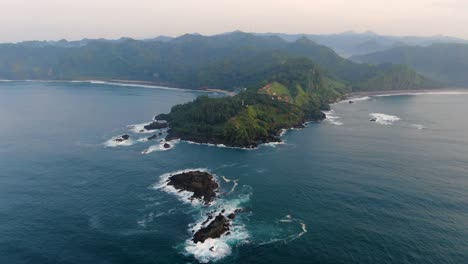 Luftpanoramablick-Auf-Die-Exotische-Küste-In-Der-Nähe-Von-Menganti-Beach-In-Kebumen,-Indonesien